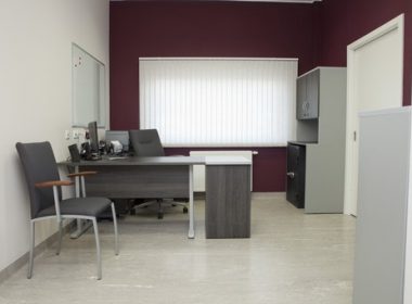 meble biurowe biurko na stelażu metalowym z kontenerem dostawionym do blatu biurka